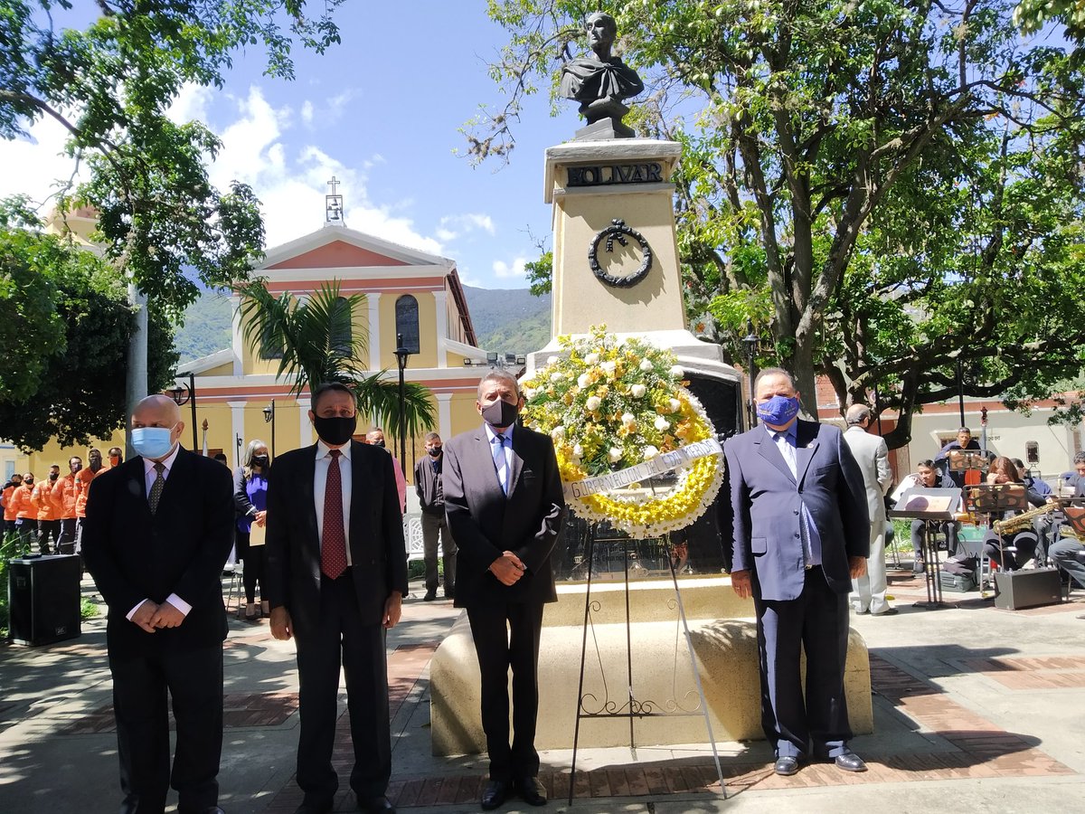 GoberMerida's tweet photo. #Jul05 Ante el Busto del Padre de La Patria, ubicado en la plaza de La Parroquia, el gobernador @RamonGuevaraMRD presidió la Ofrenda Floral en el marco del 210 aniversario de la firma del Acta de Independencia https://t.co/AZ5vVQmm1X