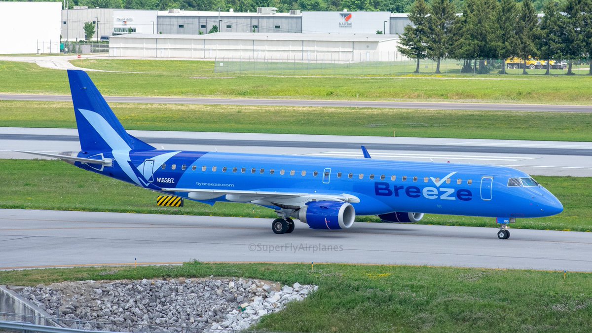 supflyairplanes's tweet photo. Welcome to @columbusairport @BreezeAirways #N193BZ #BreezeAirways #E195 #Embraer #FlyCMH #FlyBreeze #JungleJet  #Avgeek #Planespotting #NewAirline #WaterSalute #AirportViews #Aviation #Airplanes #KCMH #AirplanePhotos #ColumbusSpotters https://t.co/EJecZrH17W