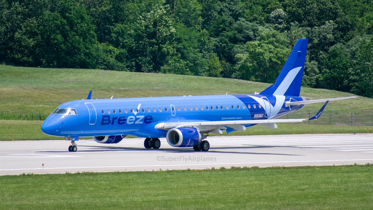 supflyairplanes's tweet photo. Welcome to @columbusairport @BreezeAirways #N193BZ #BreezeAirways #E195 #Embraer #FlyCMH #FlyBreeze #JungleJet  #Avgeek #Planespotting #NewAirline #WaterSalute #AirportViews #Aviation #Airplanes #KCMH #AirplanePhotos #ColumbusSpotters https://t.co/EJecZrH17W