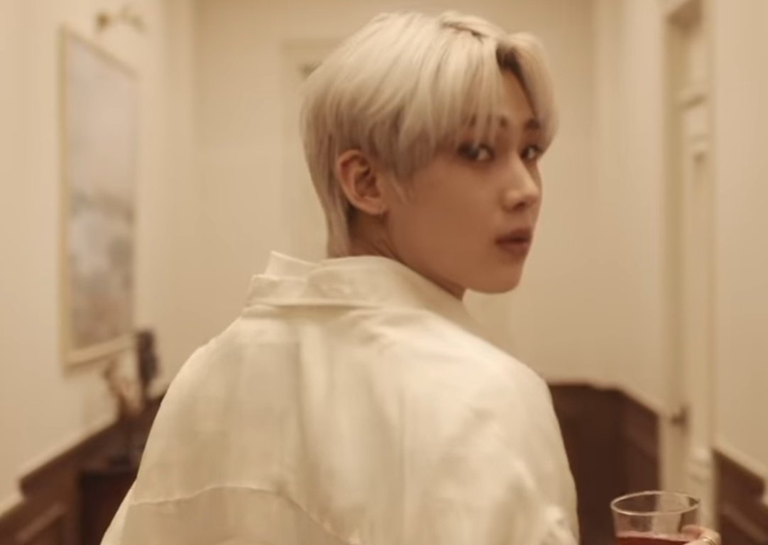 THEACELH's tweet photo. #ENHYPEN_JapanDebut he did it again, he is looking at his back again. #BORDER_儚い https://t.co/dAq6LDw6Id