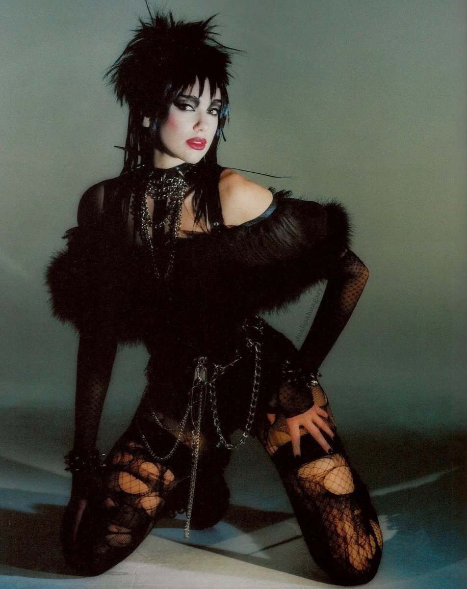 nothingnewrules's tweet photo. she was a punk          she also did ballet https://t.co/9eLiARiN2f