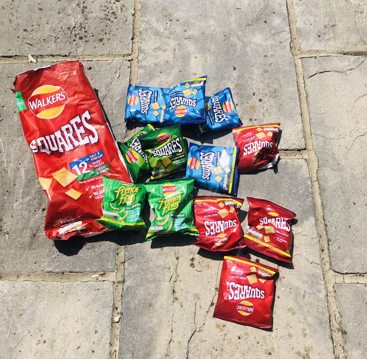 Jen___Walker's tweet image. Spot the imposter! 😂@walkers_crisps the Square crisps packer obviously ran out and threw two subs in! #walkers #whenasquareisnotasquare #impostercrisps #crisps #walkerscrisps
