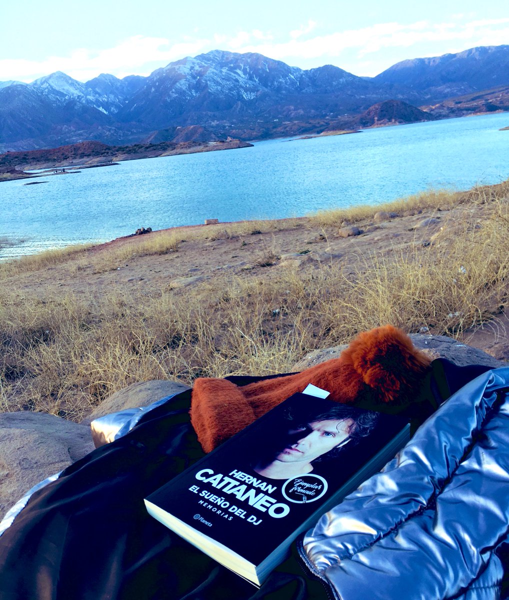 JessipardoJ's tweet photo. Lo que disfruté leerte acá @cattaneo_hernan 
MAESTRO gracias por compartir tu historia. Gracias por conquistar con tu música y ahora hecha leyenda. ✨📖🏔🔥🚀✨ https://t.co/0JjRSZO8bH