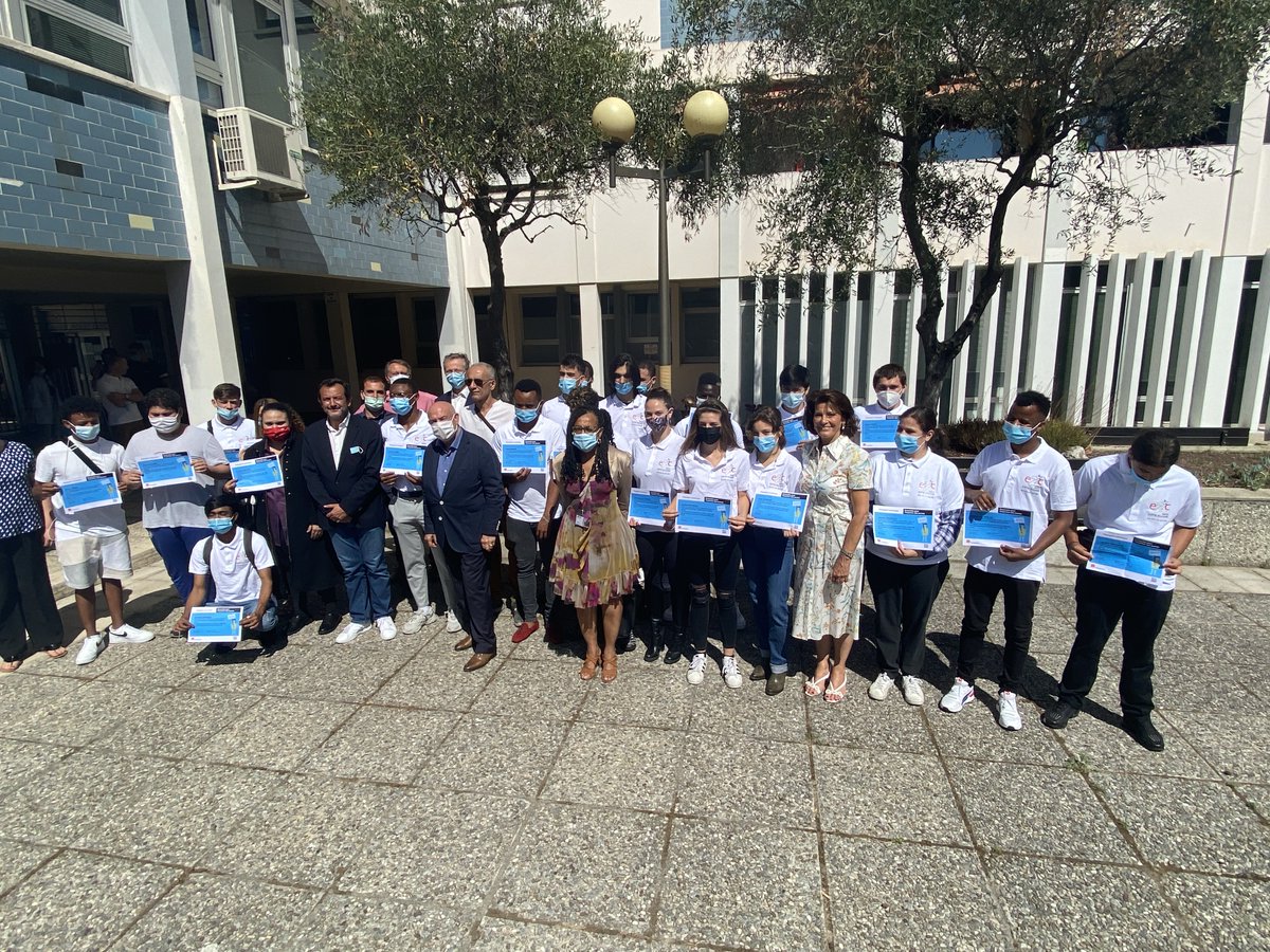 OrangePACA's tweet photo. 🔖Remise des passeports #numériques à L’École de la deuxième chance @VilledeNice par @Dominiq_Estrosi, Patrica Valma @prefet06 &amp; @LLondeix

Cursus de formation dispensé par @OrangeSolidariT pour l’insertion sociale et professionnelle des jeunes👨‍🎓👩‍🎓 #numerique 
@FondationOrange https://t.co/kqui8P0JAH