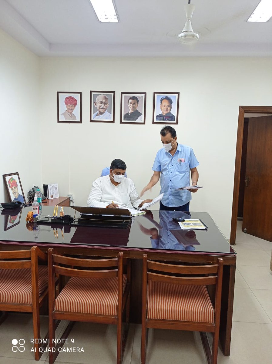 RajasthanLabour's tweet photo. आज दिनांक 5 जुलाई 2021 श्री टीकाराम जूली माननीय  श्रम मंत्री, राजस्थान ने शासन सचिवालय स्थित कार्यालय में विभागीय अधिकारियों के साथ समीक्षात्मक बैठक की साथ ही राजकार्यों का भी संपादन किया एवं विशाल रक्तदान शिविर के पोस्टर का विमोचन किया। https://t.co/Wr2n3o5qR1