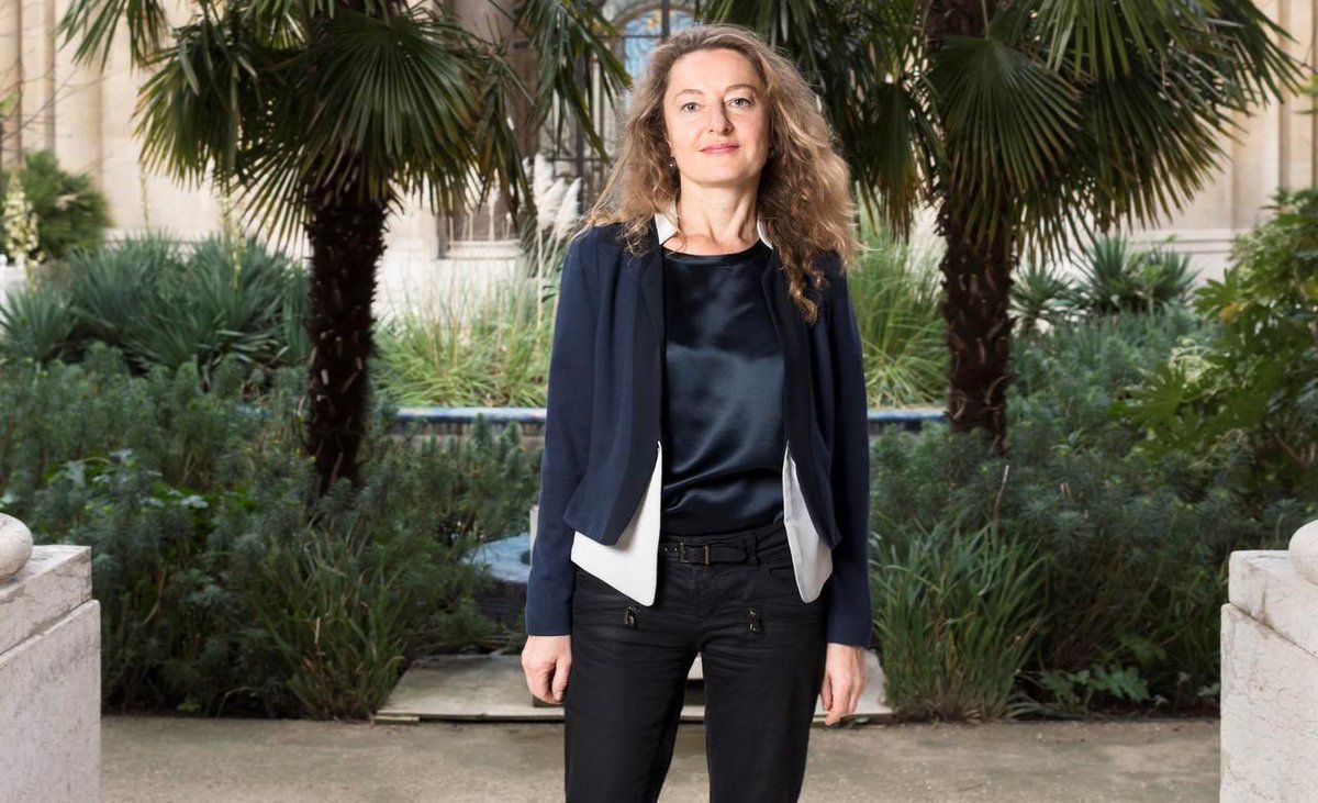 MParisCentre's tweet photo. Créatrice et directrice de @parismusees jusqu’à sa disparition soudaine il y a un an, Delphine Lévy a marqué de son empreinte les musées de la Ville de @Paris.

Une plaque commémorative lui rend désormais hommage au sein du @museecarnavalet, dont elle a souhaité la restauration. https://t.co/yss83o09Xo