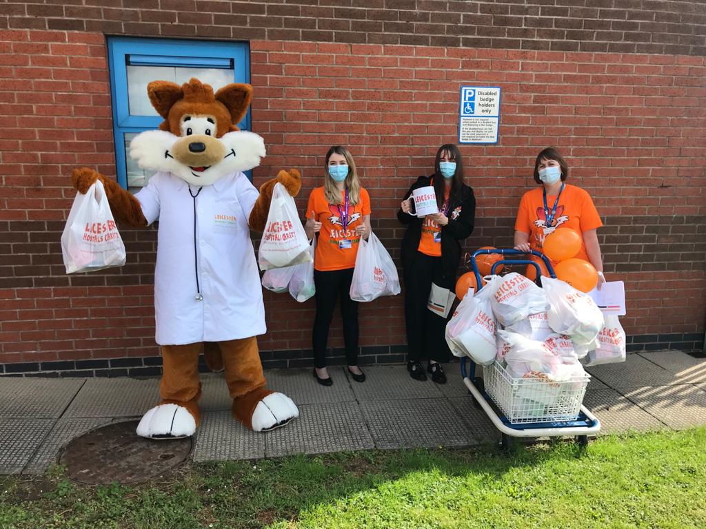 DrFoxLHC's tweet image. Huge thanks to @UHLRebeccaCOO for joining us this morning to help deliver goodie bags and Golden Tickets to the wards at @Leic_hospital General Hospital! #NHSthankyou #NHSbirthday