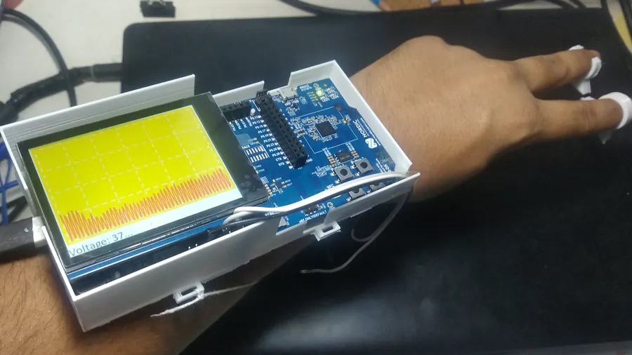 Measure and analyze voltage on the go with this wearable <a href="/NordicTweets/">Nordic Semiconductor</a> nRF53240 oscilloscope: bit.ly/3AurGU2