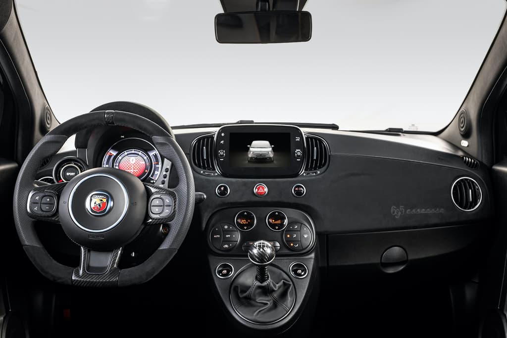 soloautos's tweet photo. Abarth 695 Esseesse:
Aunque ya se retiró del mercado mexicano, el FIAT 500 está más vivo que nunca en Europa en la forma Abarth 695 Esseesse, el más potente de todos ¿Te gustaría tenerlo en México?
📰➡ https://t.co/A8hfQh9Cxd
@Fiat_Mexico #FIAT500 #Albarth #695Esseesse https://t.co/prHKJna9jR