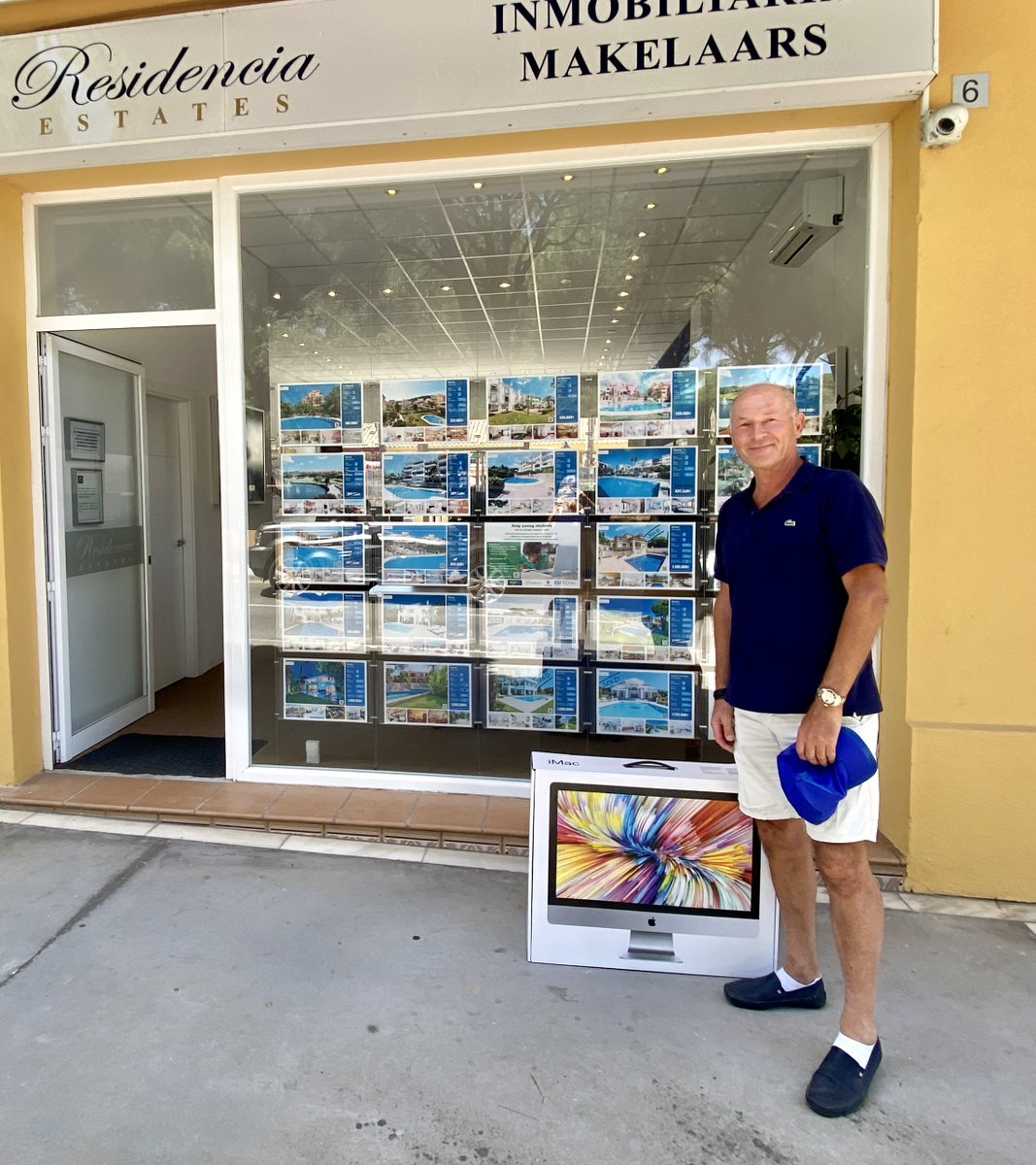 ResidenciaEstat's tweet photo. Another great day for our charity! This lovely gentleman came and donated his Mac 27”, which truly is as new!
Are you also considering donating an old laptop, computer or tablet? This is how it works...(see pic) @CREMalaga https://t.co/eSIe8dmei8