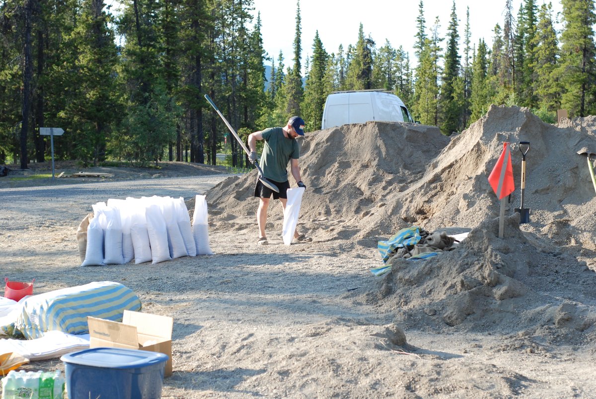 Filled 100 sandbags at the South M'clintock station last night! Great setup.  Thanks to the kind stranger who left water, mandarins and bug spray on site.

#Yukon Protective Services says 200,000+ sandbags and 1,000 "super bags" have been stacked around the Southern Lakes area