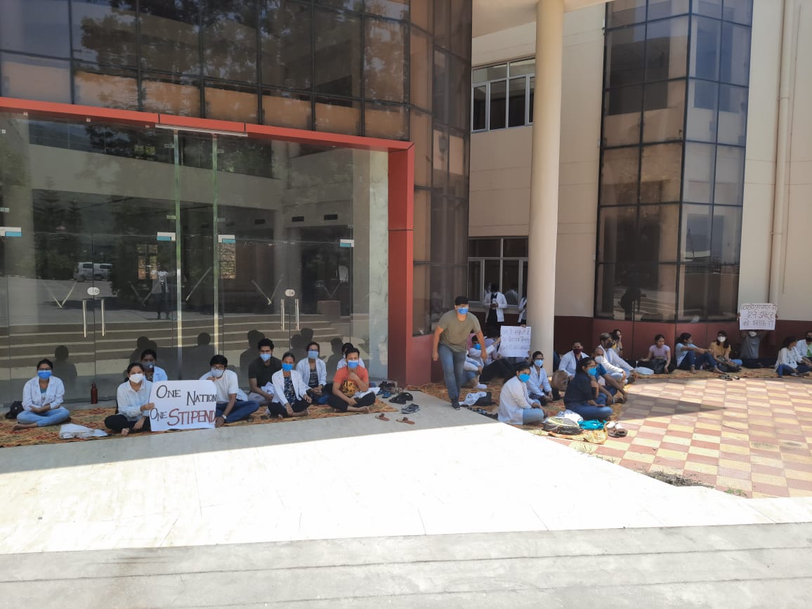 Vineet Upadhyay (@vineetupad) on Twitter photo U'khand: All 330 MBBS medical interns across the state continue strike on second day demanding 'One Nation One Stipend'. At present interns get stipend of only Rs 7500 per month, lowest in the country! <a href="/NewIndianXpress/">The New Indian Express</a> <a href="/TheMornStandard/">TheMorningStandard</a> U'khand: All 330 MBBS medical interns across the state continue strike on second day demanding 'One Nation One Stipend'. At present interns get stipend of only Rs 7500 per month, lowest in the country! <a href="/NewIndianXpress/">The New Indian Express</a> <a href="/TheMornStandard/">TheMorningStandard</a>