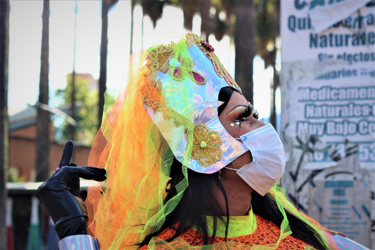 SocFotoMed's tweet photo. #SociedadFotograficaMedellin

🌈Entre risas, pancartas y carrosas, nacen personajes como sacados de un cuento de hadas, donde con mucho orgullo salen a relucir sus hermosos trajes de colores manifiestando su amor por lo que son. 
#PRIDE2021
Medellín, Julio 4.
📸: Juan Padierna https://t.co/Cv4NhvVnJX
