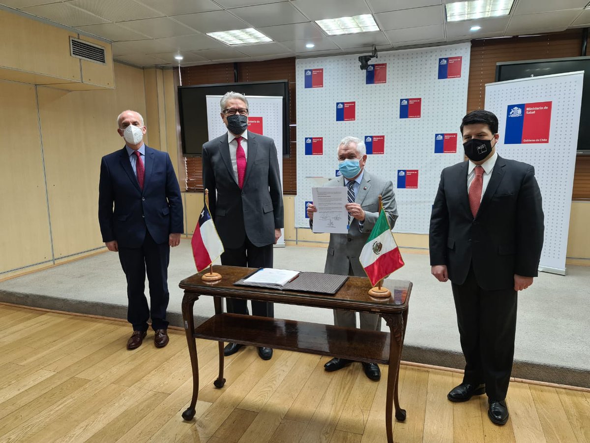 EmbaMexChi's tweet photo. Hoy atestiguamos la firma del  Convenio de Transferencia de Recursos del Fondo México-Chile 🇲🇽🇨🇱 que permitirá la adquisición de insumos necesarios para hacer frente a la pandemia COVID-19. Destacamos la importancia de la solidaridad y la coop. para enfrentar contextos de crisis. https://t.co/fH0IMT2tTD