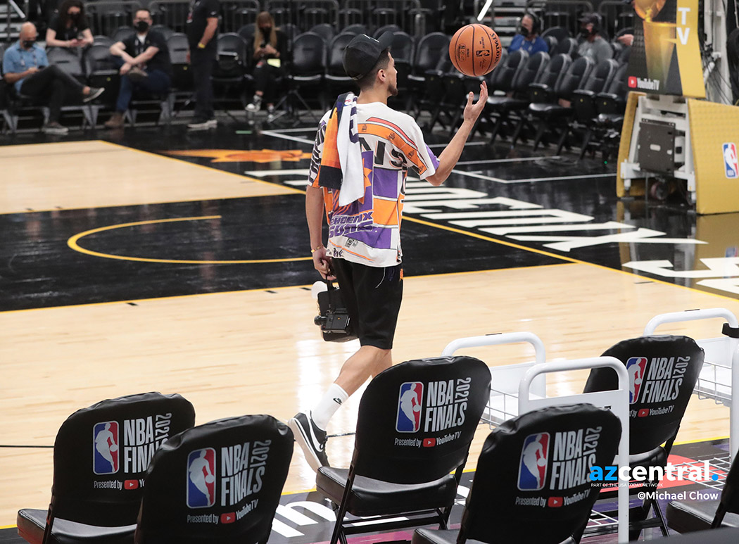 photochowder's tweet photo. Suns guard Devin Booker leaves practice spinning a basketball on one hand. #oldschool #NBAPlayoffs #NBA #Bucks @azcentral https://t.co/843AFyE8wU