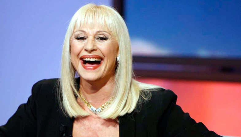 C'è una Stella in più che canta, balla e ride "Non è una stella, che al mattino se ne va" qui nessuno la dimenticherà. Ciao donna dall'eterna allegria, ci piace ricordarti nella tua inconfondibile risata #RaffaellaCarrá