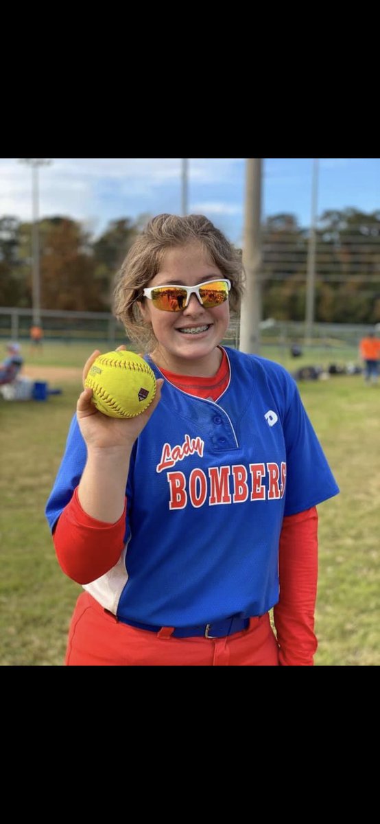 CLB16ugold's tweet photo. Happy 16th birthday #5! @_lizziebillett https://t.co/Oy8N55Y4Y2