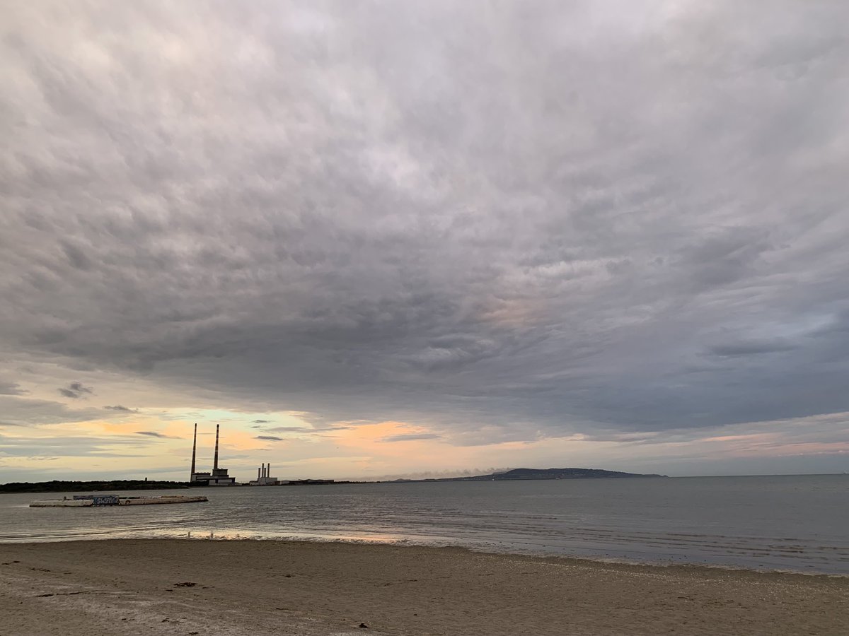 #Sandymount palette this evening 🎨⛅️ 😊 #Dublin💙 #Howth are you ok? I see smoke 💨