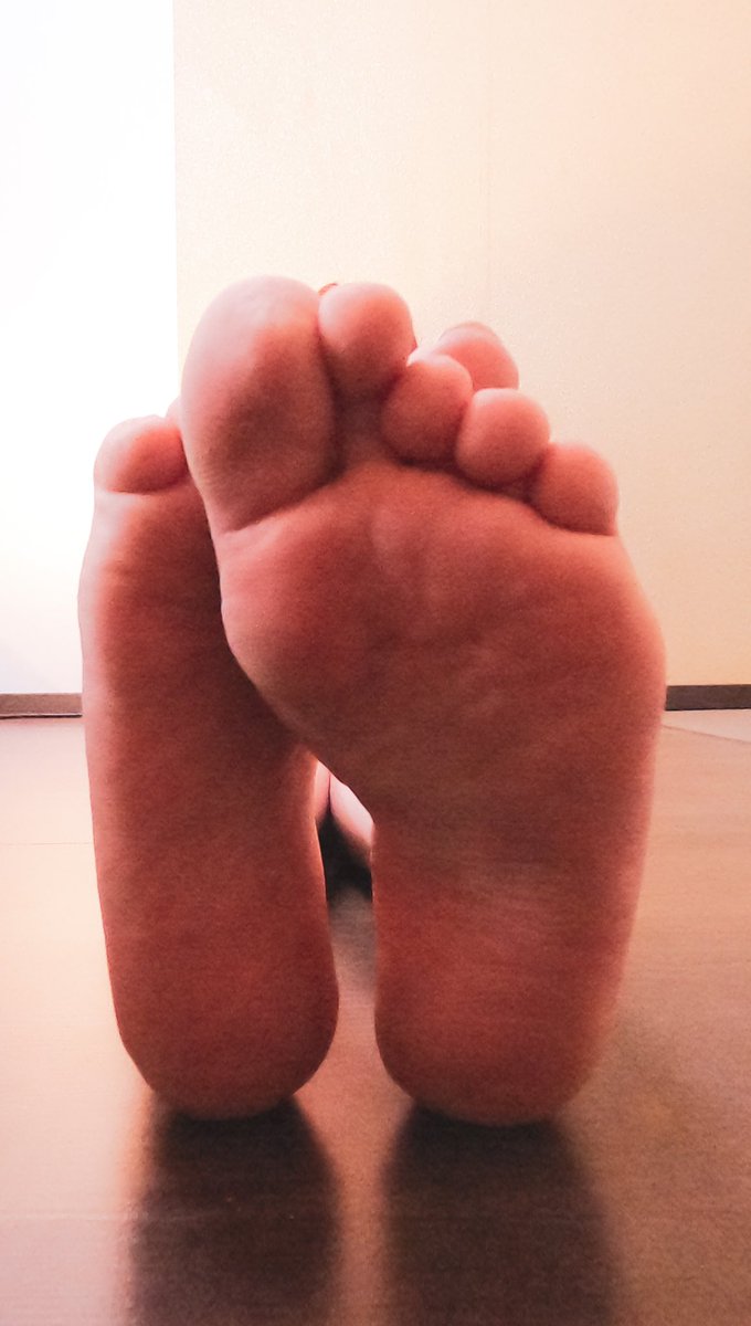 TalHeels's tweet photo. Goodnight my friends ❤️ 
#footfetısh #footfetishcommunity #barefoot #soleslover #soles https://t.co/eeH9dfuwHe