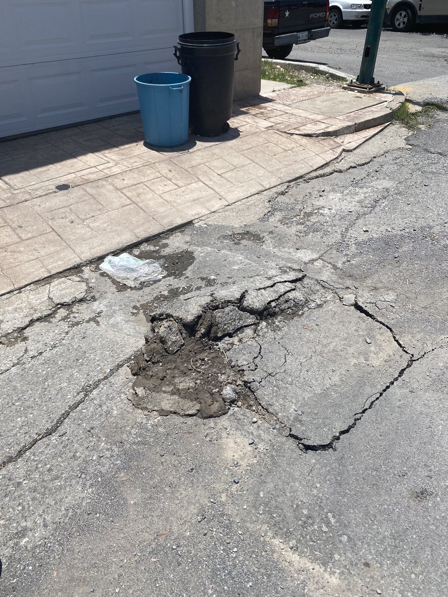 saulmsantos's tweet photo. @CEMEXMx @ComapaVictoria ya no puedo mantener mis vehículos limpios debido al lodo que sale de la fuga de agua. Hace más de un mes. @multimediostv https://t.co/IhfRgccD7D