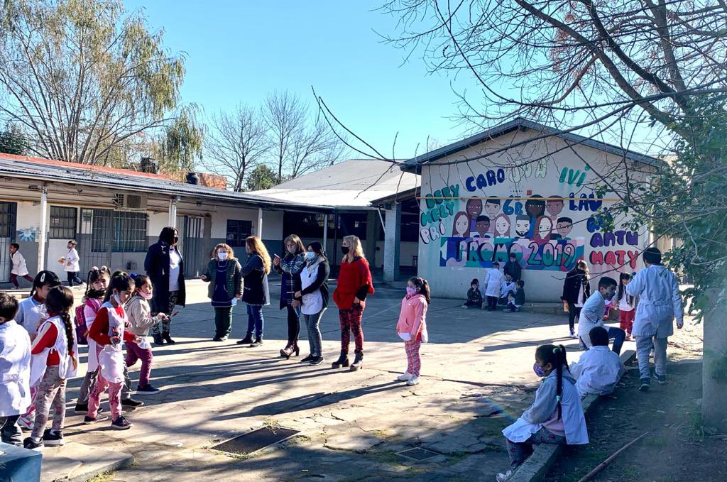 Educacion_SM's tweet photo. VISITA A EP 11 🏫

Visitamos la Escuela Primaria Nº 11 📍 ubicada en Barrio Don Alfonso.

➡️ Conversamos con Mariana, nueva Directora de la Institución y  con ella planificamos los próximos proyectos en los que buscamos acompañar a esta Escuela para que pueda seguir creciendo! https://t.co/Go4gBcoafn