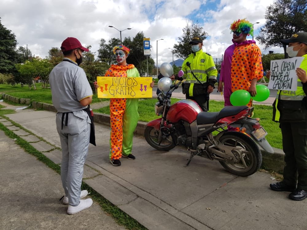 PoliciaBogota's tweet photo. 🛵A esta hora se realiza campaña “Que no le vendan su moto” en localidad de Rafael Uribe Uribe.

No deje su moto abandonada.
#PrevenciónDelHurto
#PreciMEBOG 
@rafaeluribeu https://t.co/9ZooOAhBxl