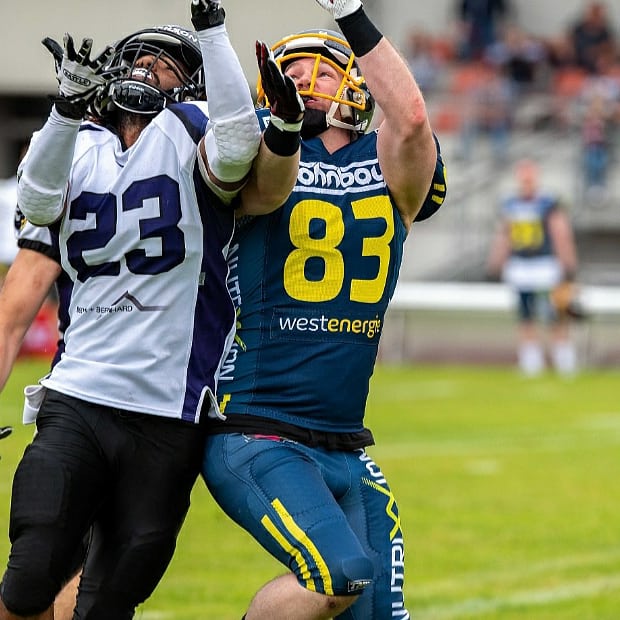 1321Mcbless's tweet photo. 2-0 #hornsup https://t.co/CpUyeFuUdJ