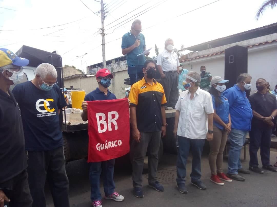 Bandera_Roja's tweet photo. EN LA CALLE | #5Julio | @BRGUARICO en las calles de San Juan de Los Morros, dando pleno respaldo al #AcuerdoDeSalvacionNacional y llamando a organizar una fuerza social de base que saque al dictador del poder con la #RebeliónPopular. 

#UnidadYRebelion #AbajoLaDictadura https://t.co/WXbMO81FKu