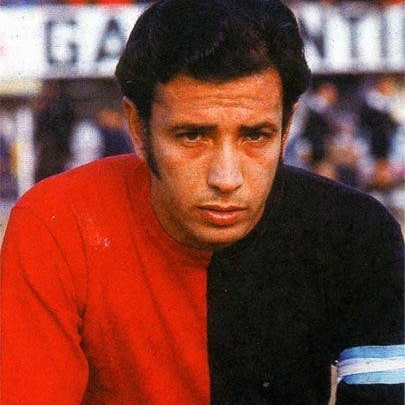 filialbaigorria's tweet photo. Lamentamos informar el fallecimiento de nuestro querido ex jugador Alfredo "mono" Obberti.⚽️
Campeón del Metro 74.🏆⭐️
Y uno de nuestros máximos goleadores.
Descansa en paz campeón, el pueblo leproso te recuerda...

#Newells 🔴⚫️
#Obberti ❤️🖤 https://t.co/10nQNkHP7C