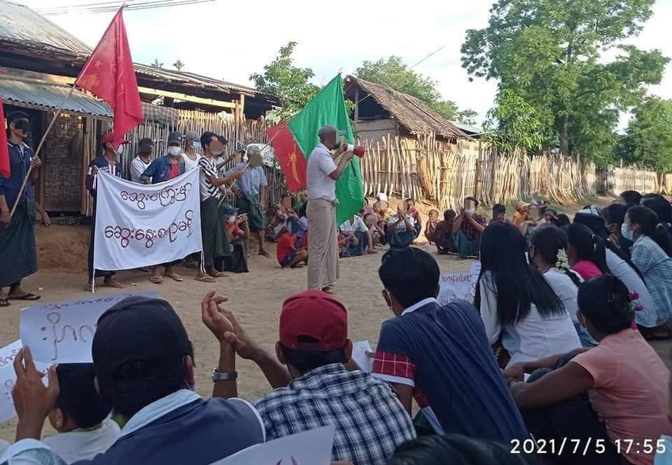 MM308890's tweet photo. Strike against military dictatorship by Myaing Basic Education General Strike Committee &amp; people from Northwest Zone on the evening of July 5. #WhatsHappeningInMyanmar #July5Coup https://t.co/51yZM626dg https://t.co/qzOBY9R8hE