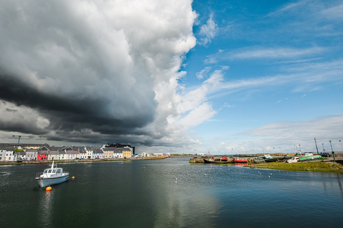 GalwayIntArts's tweet photo. Rain or shine... or both at the same time!
Galway knows how to bring the drama. βοΈ βοΈ π https://t.co/tivNKhzDcJ