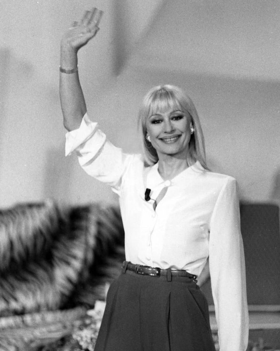 MetaErmal's tweet photo. Ho avuto l’onore di cenare con te a casa tua. È stata una delle serate più belle della mia vita. Eri e rimani un pilastro fondamentale della televisione italiana degli anni più belli. Addio grande #RaffaellaCarra 💔 https://t.co/dpe6VCfQJw