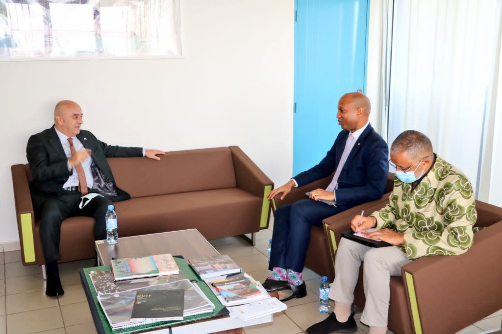 Le Ministre <a href="/gcurtisgn/">Gabriel Curtis</a> a reçu en audience S.EM. <a href="/volkanturkvural/">volkan turk vural</a> ambassadeur de la 🇹🇷 en 🇬🇳. 
Aux thèmes des échanges : 
☑ le renforcement des liens de coopération entre les deux pays 
☑ les éventuels partenariats entre les secteurs privés 🇬🇳-🇹🇷
@Gouvgn 
@TCKonakriBE