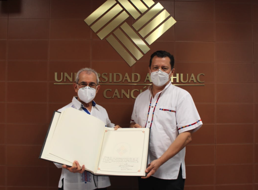 Al finalizar el evento, el Mtro. Bolívar Troncoso firmó el libro de honor de la Facultad Internacional de Turismo y agradeció a la Universidad Anáhuac Cancún por su compromiso por fortalecer el turismo.