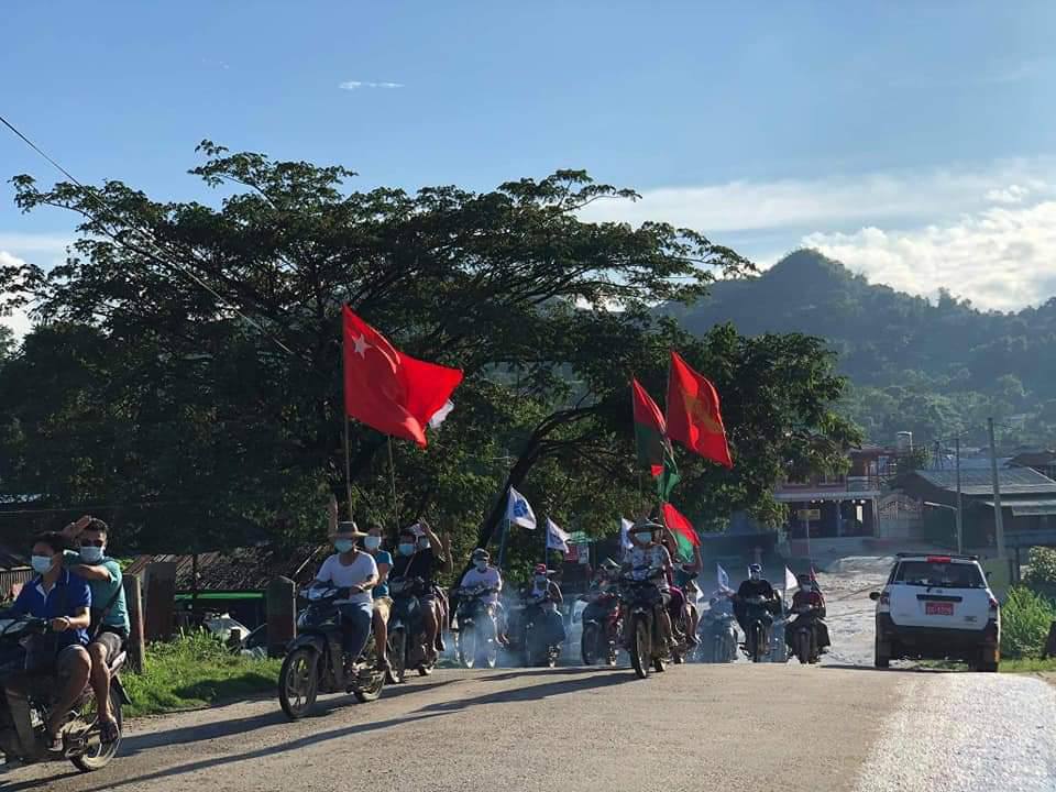 MM308890's tweet photo. Evening protest against military dictatorship by residents from Seikmu (SaingTaung) Village, Hpakant Tsp.  #WhatsHappeningInMyanmar #DepayinMassacre #July5Coup https://t.co/Y4imIcz5Ou https://t.co/aOg25SArda