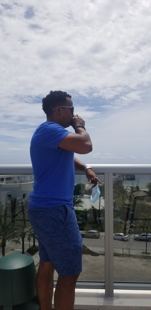AdryJoel's tweet photo. Cómo va su Lunes laboral ?
#rooftoop https://t.co/Z8VE3v4RP4