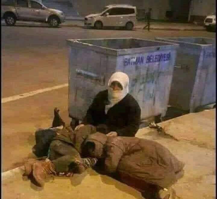 bilgibilgi_1's tweet photo. Bu fotoğraf, her partinin, her tarikatin, her cemaatin, her örgütün, her holding binasının önüne asılmalı...!

Yer: Batman

#memur https://t.co/7mnNZk3izp