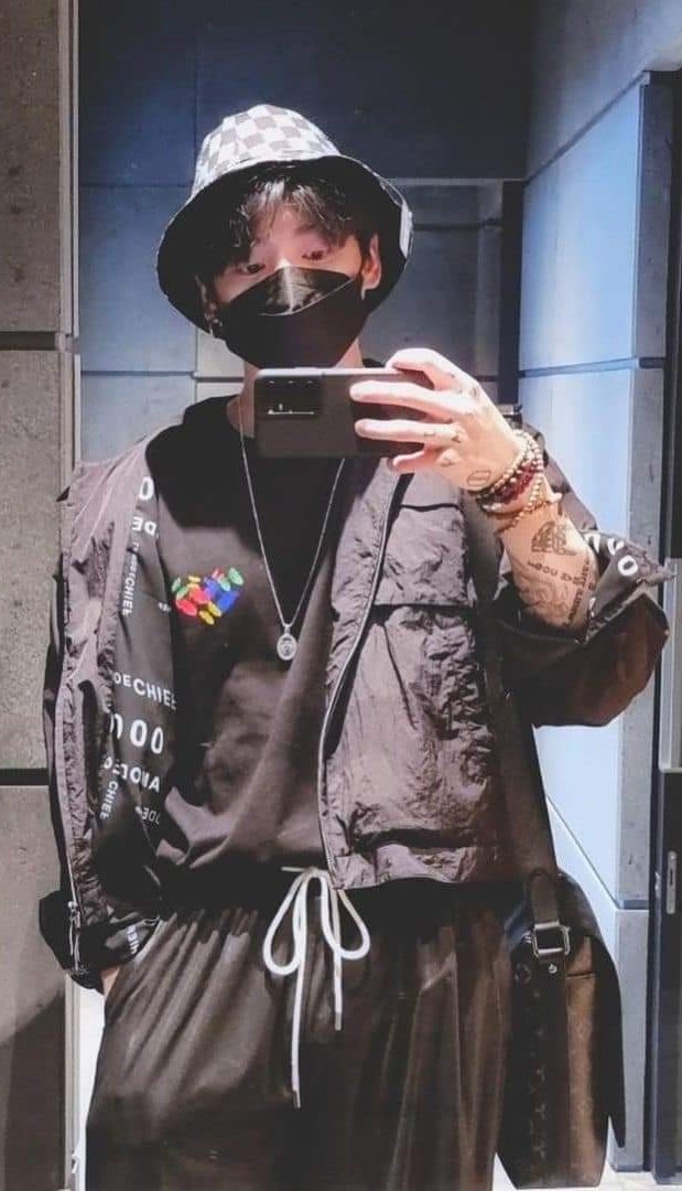 n0chutopia's tweet photo. mirrorfie 🤳

#ARSD #ARMYSelcaDay #BTS @BTS_twt https://t.co/RZAvvmuKGU