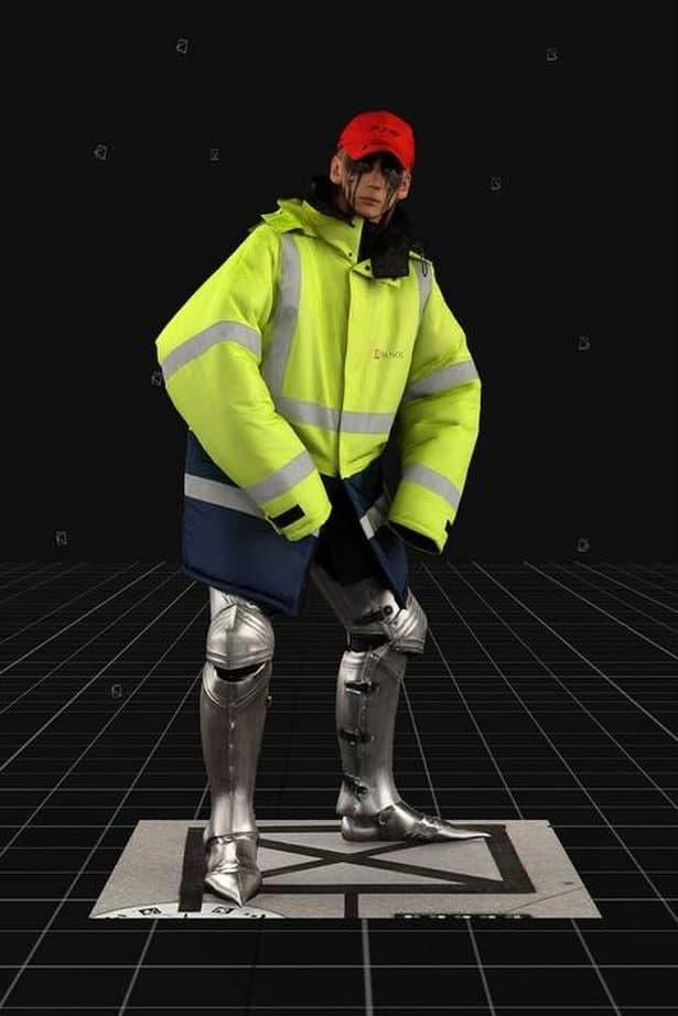 lentaruofficial's tweet image. Люксовый бренд Balenciaga начал продавать униформы мусорщика за 300 тысяч рублей. От обычной неоново-жёлтой одежды рабочего её отличает только принт логотипа бренда и цена — в спецмагазинах такая куртка стоит от 200 рублей. 

Как мало (много) нужно, чтобы быть модным