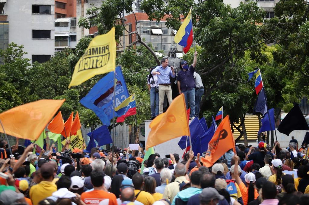 En Caracas <a href="/jguaido/">Juan Guaidó</a> explicando el " Acuerdo de Salvación Nacional " a " cielo abierto " .La oposición democrática venezolana firme y unida .