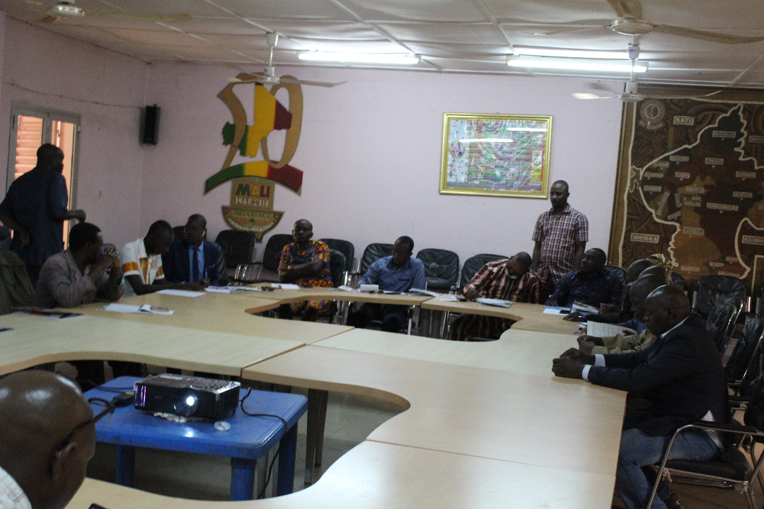 PAFAM3's tweet photo. Démarrage des travaux de l'Atelier de Renforcement des Capacités des Membres du Bureau de l'#IPROFAM sur :« La Traçabilité des Noix de #Cajou du #Mali » organisé par le #PAFAM au #Conseil de #Cercle de #Bougouni du 5 au 9 juillet 2021.
@MAEP_Mali @UEauMali @AECID_es @EmbEspMali https://t.co/MNTiyPG9ue