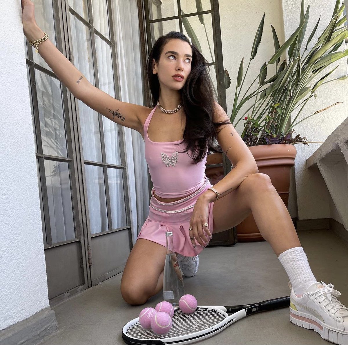 ANGEL4PRADA's tweet photo. THIS OUTFIT ARE U KIDDING ???? https://t.co/zw2DWLc1gp