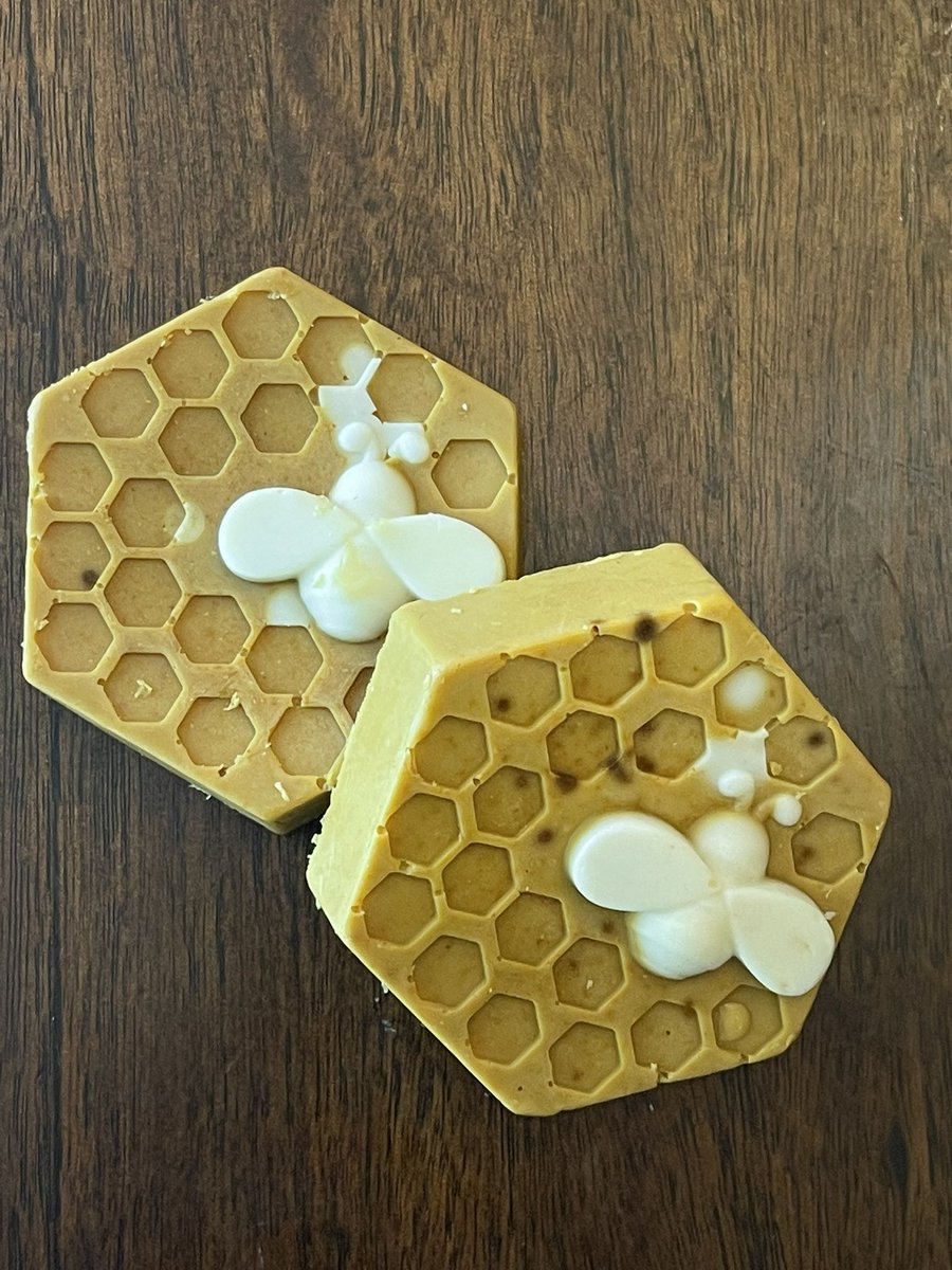 Turmeric honey soap 😍 
made with honey from our beehives! 

Lightens dark marks, evens skin complexion, reduces pore size and moisturizes 🐝🍯 
theteabar901.com
