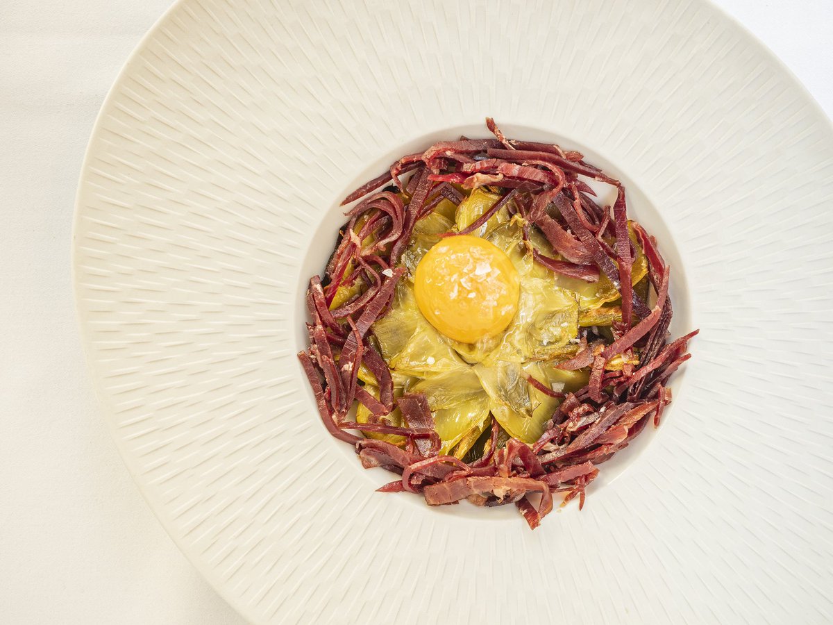 Siempre triunfa nuestra alcachofa confitada de la @lacatedraldenavarra , yema de huevo curada y mucho <a href="/jamonjoselito/">Jamón Joselito</a> #servimosfelicidad 

Reservas: +34 91 781 61 97
restaurantealbora.com

#restaurantesmadrid #terraza #alcachofa #comerenmadrid #gastronomia #verano2021