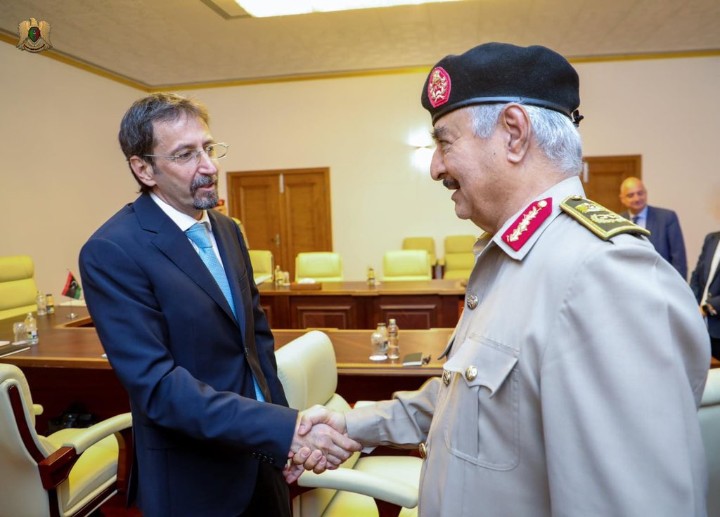المشير خليفة حفتر يستقبل يستقبل في مقر القيادة العامة القنصل الإيطالي لدى بنغازي كارلو باتوري .