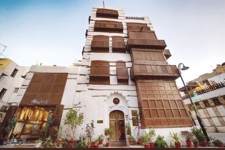 mansoralassaf's tweet image. تحت هذه التغريدة سوف استعرض -في سردٍ تاريخي مطوّل-قصة الإسكان في بلادنا، وكيف تعامل الآباء والأجداد مع مشاريع السكن قبل سبعين عامًا إلى يومنا هذا، كيف أثرت الهندسة المعمارية على عاداتنا وماهي الأطوار التي مر بها المسكن...اطلالة تاريخية ورصد مجتمعي احفظها إن كانت من اهتماماتك..