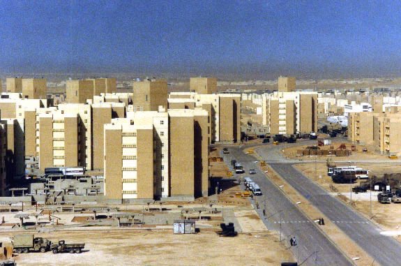 mansoralassaf's tweet image. تحت هذه التغريدة سوف استعرض -في سردٍ تاريخي مطوّل-قصة الإسكان في بلادنا، وكيف تعامل الآباء والأجداد مع مشاريع السكن قبل سبعين عامًا إلى يومنا هذا، كيف أثرت الهندسة المعمارية على عاداتنا وماهي الأطوار التي مر بها المسكن...اطلالة تاريخية ورصد مجتمعي احفظها إن كانت من اهتماماتك..