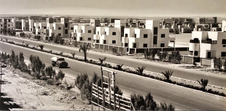 mansoralassaf's tweet image. تحت هذه التغريدة سوف استعرض -في سردٍ تاريخي مطوّل-قصة الإسكان في بلادنا، وكيف تعامل الآباء والأجداد مع مشاريع السكن قبل سبعين عامًا إلى يومنا هذا، كيف أثرت الهندسة المعمارية على عاداتنا وماهي الأطوار التي مر بها المسكن...اطلالة تاريخية ورصد مجتمعي احفظها إن كانت من اهتماماتك..