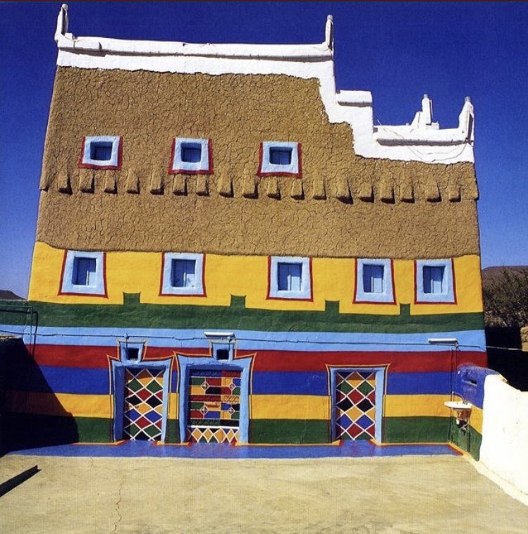 mansoralassaf's tweet image. تحت هذه التغريدة سوف استعرض -في سردٍ تاريخي مطوّل-قصة الإسكان في بلادنا، وكيف تعامل الآباء والأجداد مع مشاريع السكن قبل سبعين عامًا إلى يومنا هذا، كيف أثرت الهندسة المعمارية على عاداتنا وماهي الأطوار التي مر بها المسكن...اطلالة تاريخية ورصد مجتمعي احفظها إن كانت من اهتماماتك..