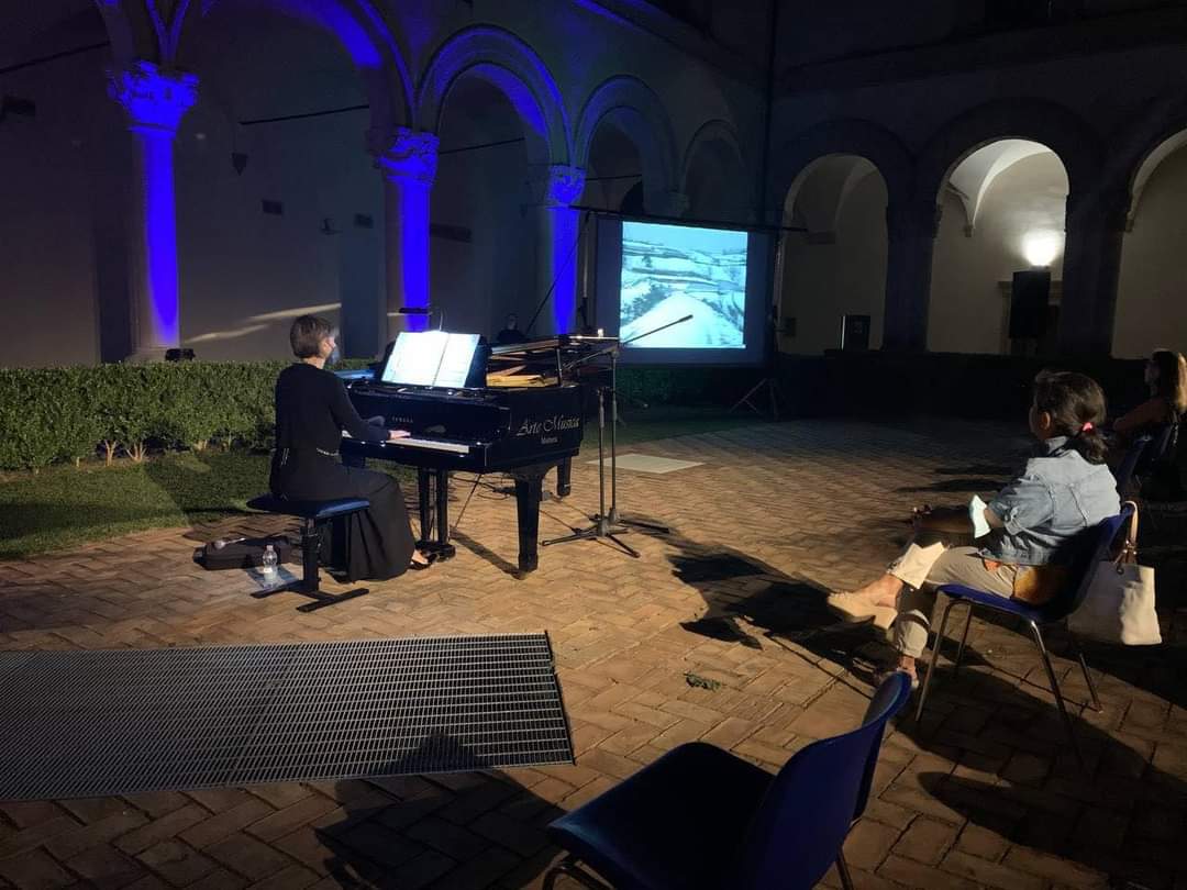 ➡️Sotto un cielo dipinto di rosso la bravura di Federica Molteni e nel caratteristico chiostro dell'Abbazia di San Michele Arcangelo le armoniose note di Rossella Spinosa.
Le giornate di NaturArte dedicate alla bicicletta raccontate da #TRM.

trmtv.it/cultura/2021_0…
